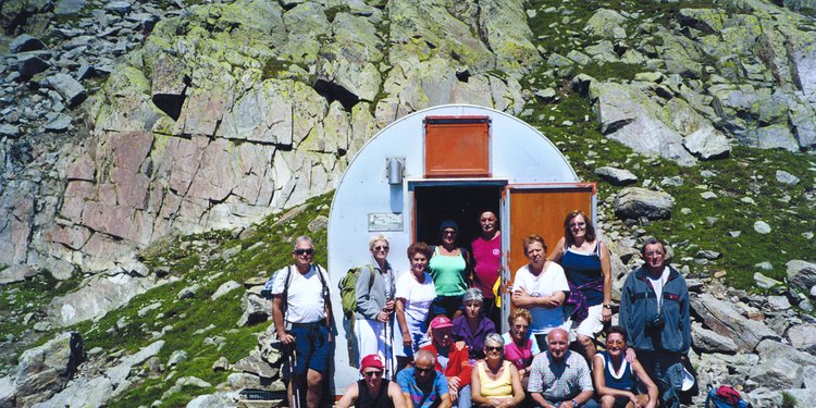 Fotografia di un gruppo di escursionisti arrivati ad un bivacco