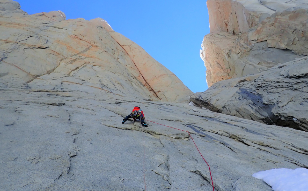 Matteo Della Bordella in scalata sulla parete Est del Cerro Torre