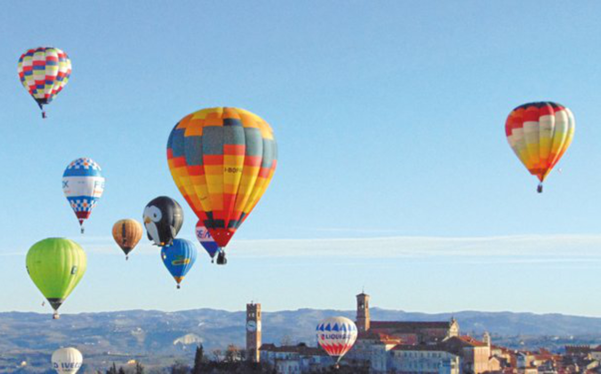 Immagine di Mongolfiere in volo sulla città di Mondovì