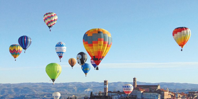 Immagine di Mongolfiere in volo sulla città di Mondovì