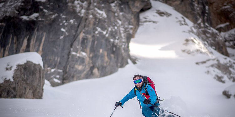 Alessandro Beber mentre pratica sci alpinismo